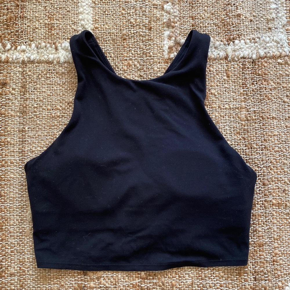 Athleta conscious crop w/ twist back